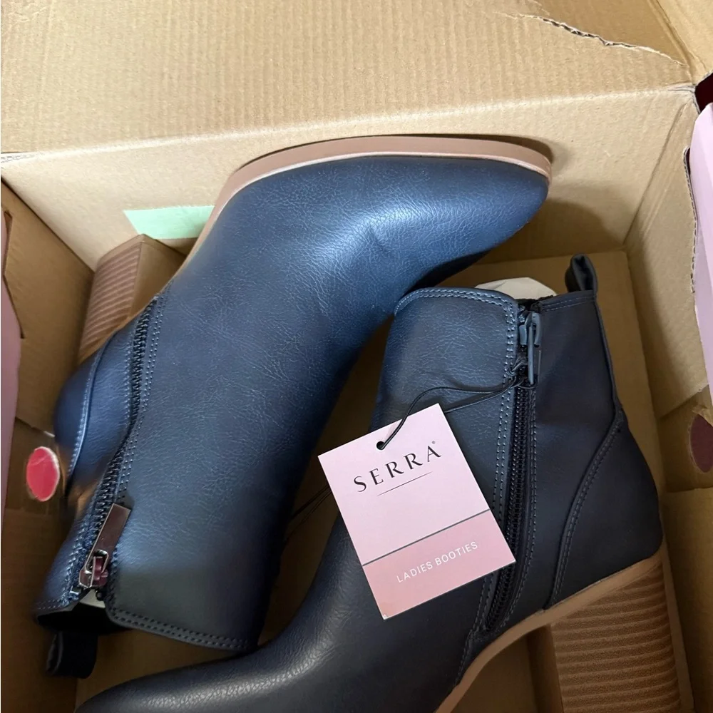 New women's 7 gray ankle boots
